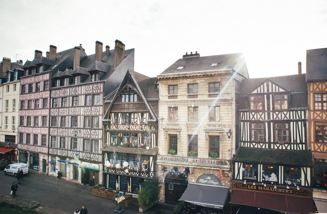 Jolie facade de la Place du Vieux 