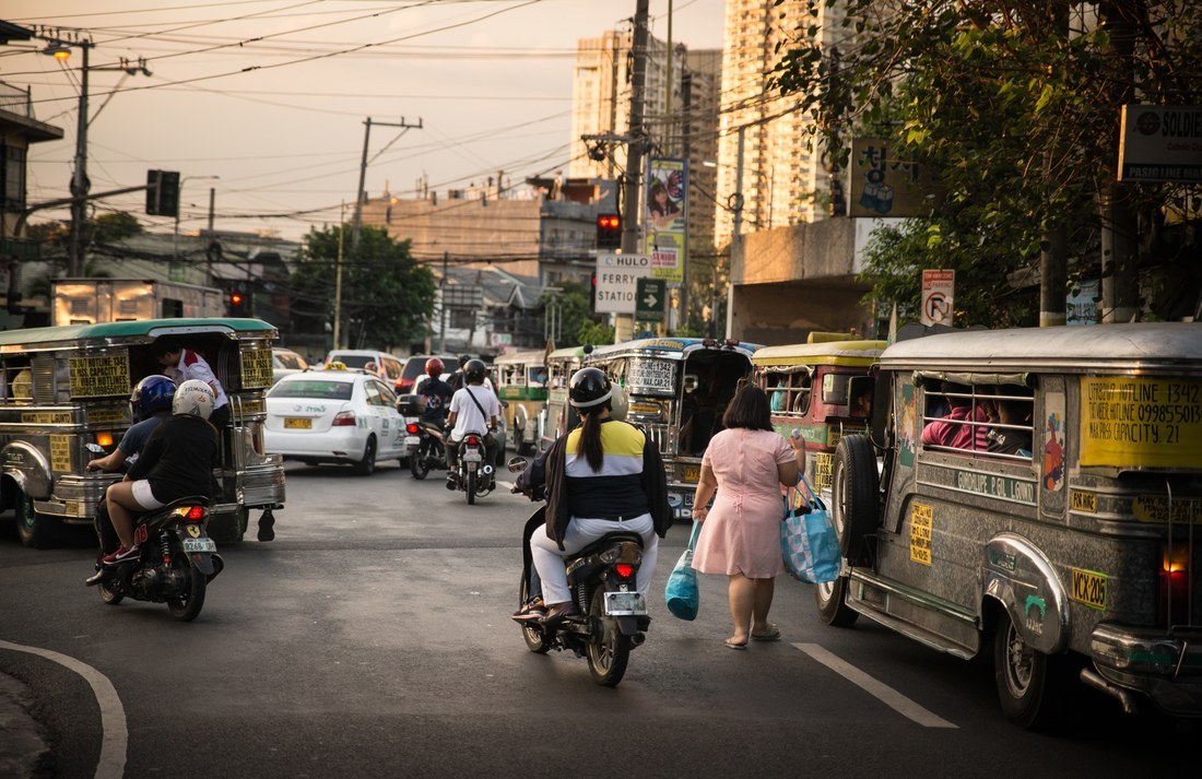 Jeepneys et motos : scène de vie à Manille