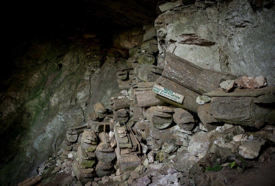 Des cercueils dans la cave de Lumiang