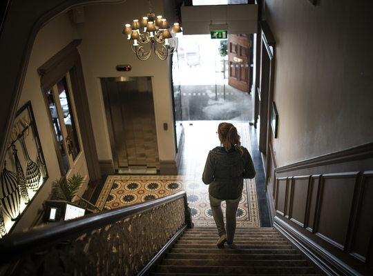 Dans l'escalier du Banjo