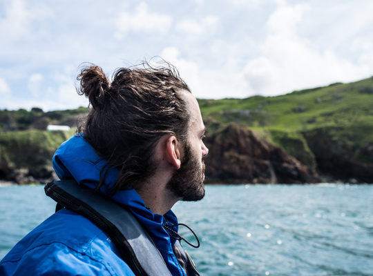 Seb sur le bateau de Jersey Seafaris