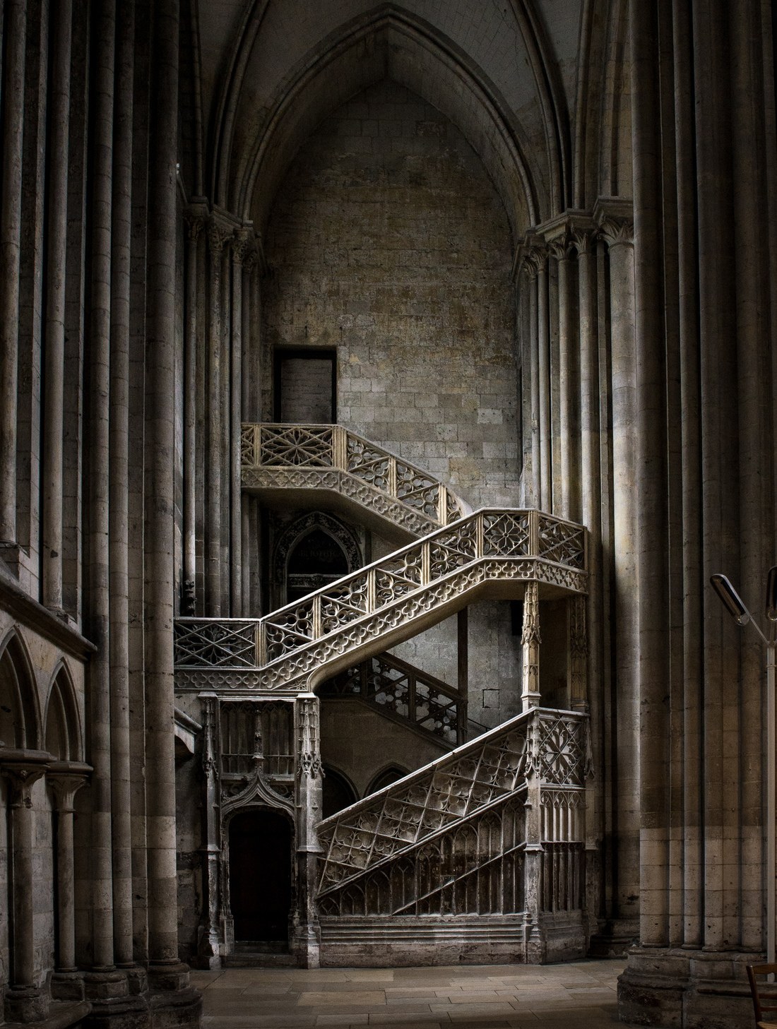 Joli escalier dans la Cathédrale 