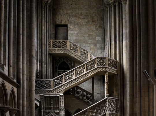 Joli escalier dans la Cathédrale 