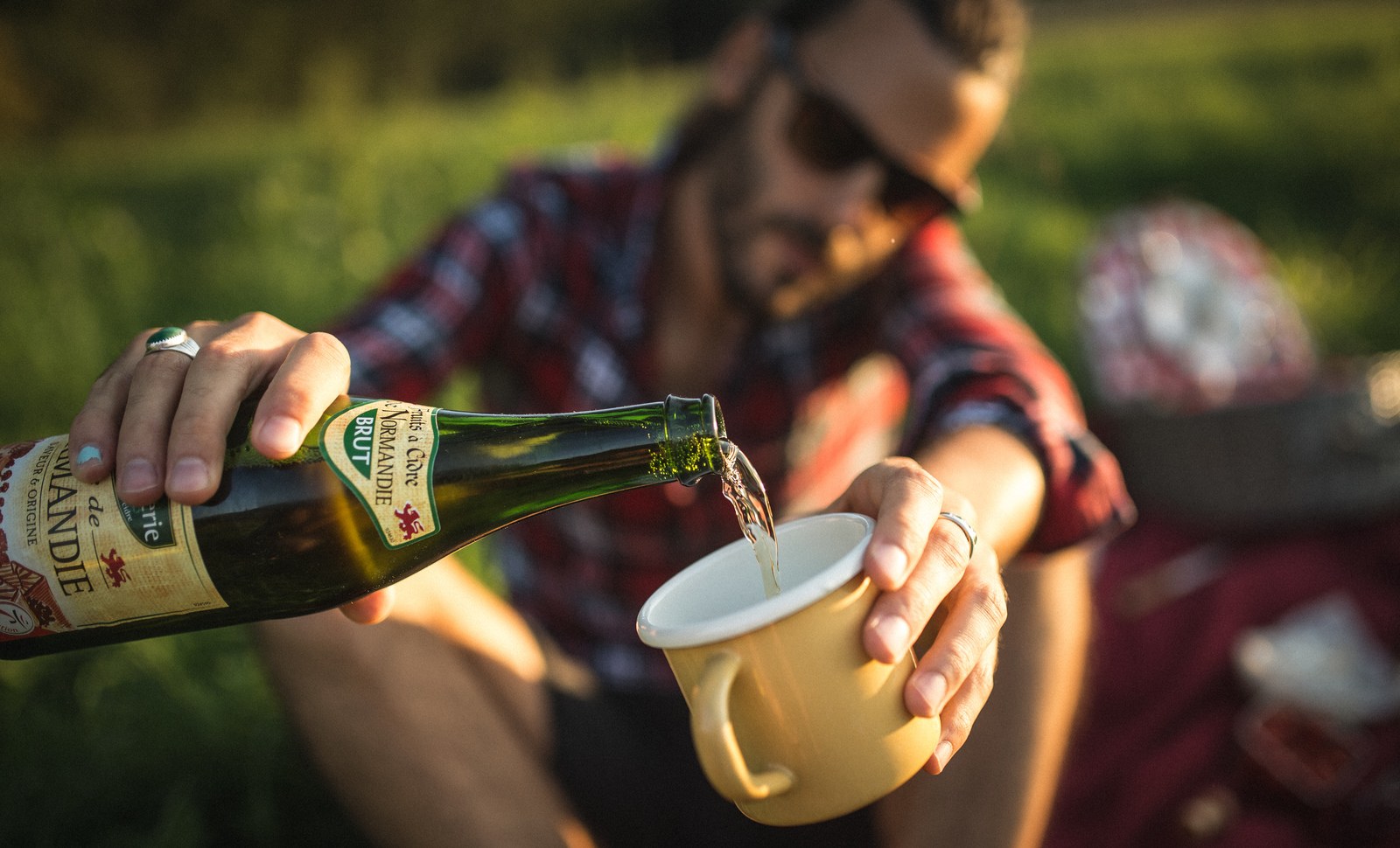 Se servir un peu de cidre normand Se servir un peu de cidre normand