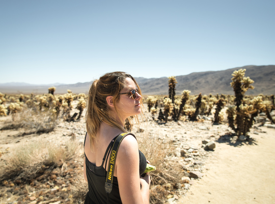 Manue au milieu des cactus