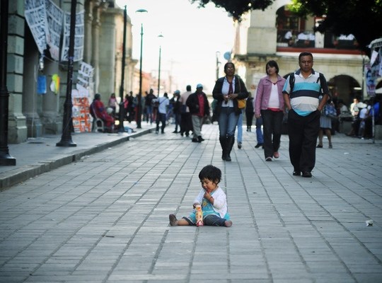 Enfant mexicain dans les rues d'Oaxaca