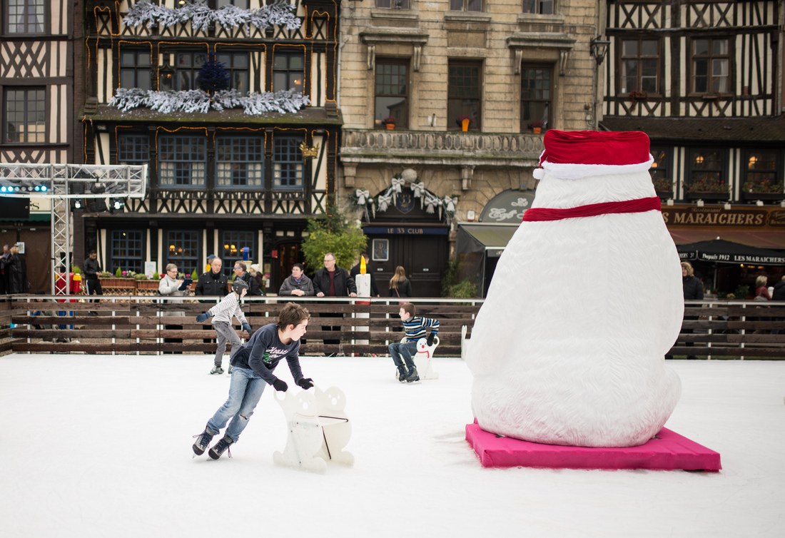 Patinoire installée sur la Place du Vieux Marché 