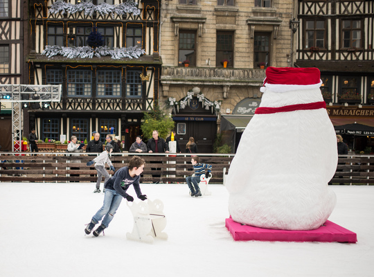 Patinoire installée sur la Place du Vieux Marché 