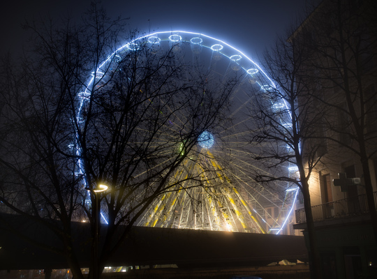 La grande roue sous la brume 