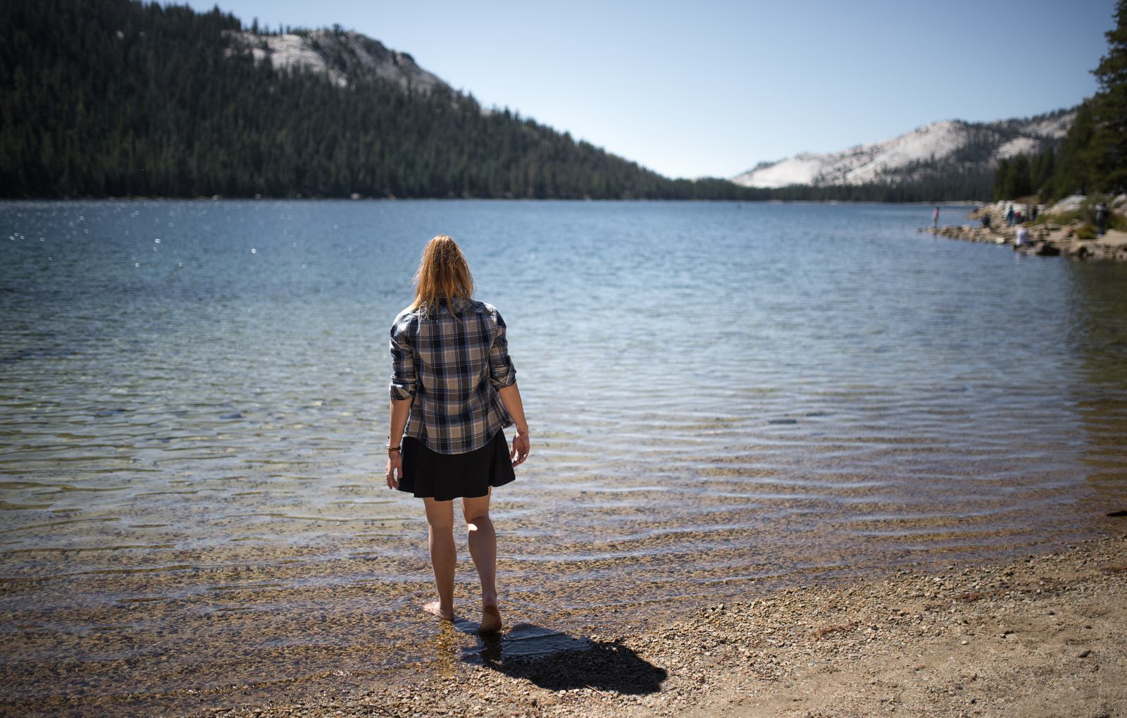 Se tremper les pieds à Tenaya Lake