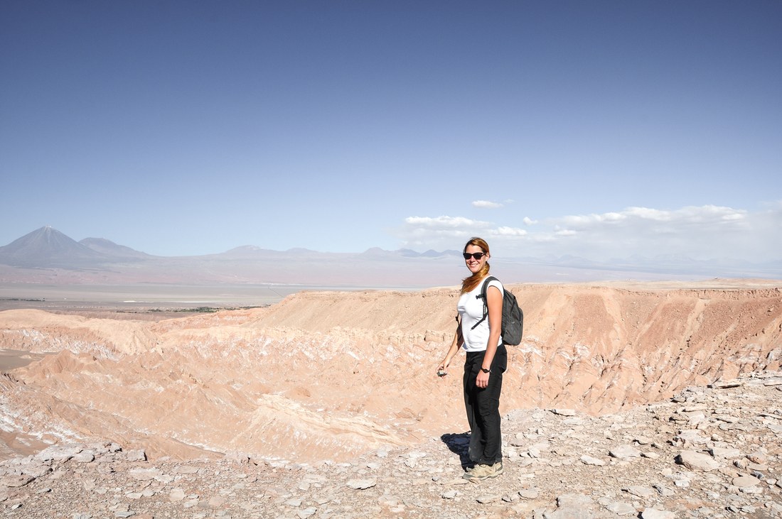 Manue posant dans un désert du Chili