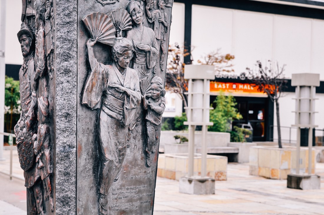 Sculpture devant Issei Mémorial Building