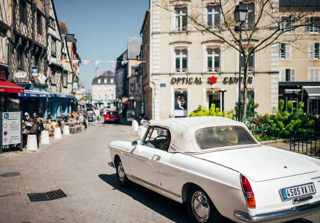 Vieille voiture dans Bourges