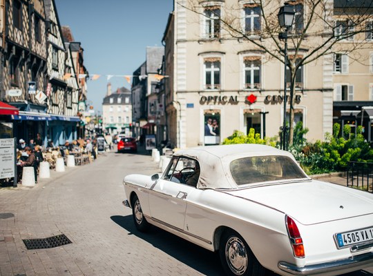 Vieille voiture dans Bourges