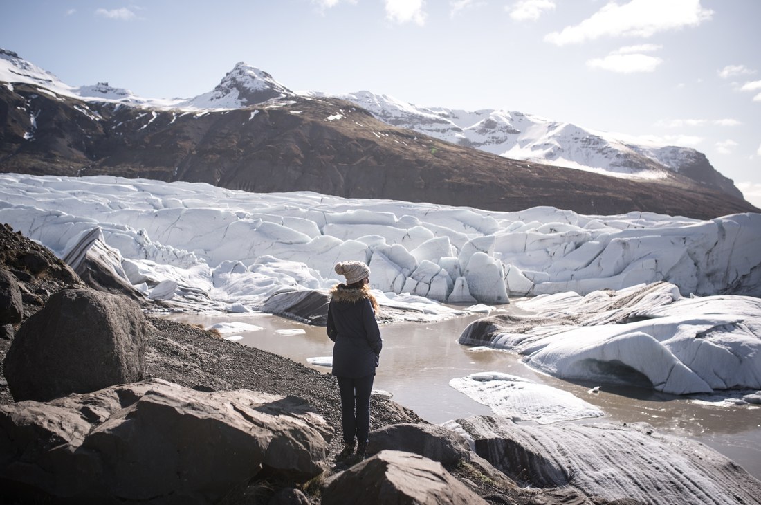 Manue admirant le glacier Svinafellsjökull