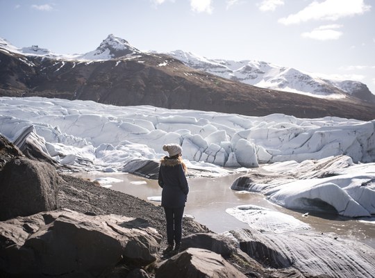 Manue admirant le glacier Svinafellsjökull