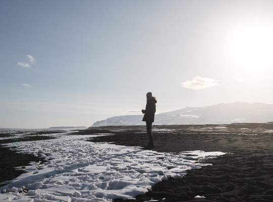 Seb sur la plage de sable noir 