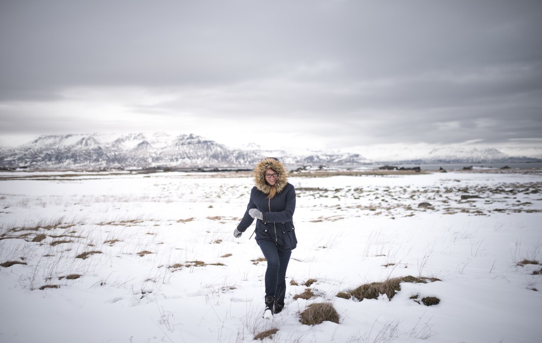 Manue dans les paysages enneigés du nord de l'Islande