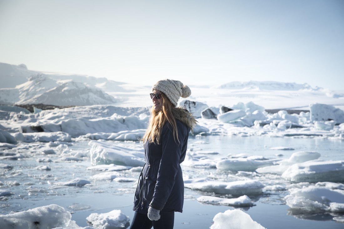 Manue devant le lac d'iceberg de Jökulsárlón