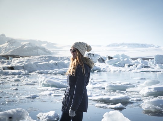 Manue devant le lac d'iceberg de Jökulsárlón