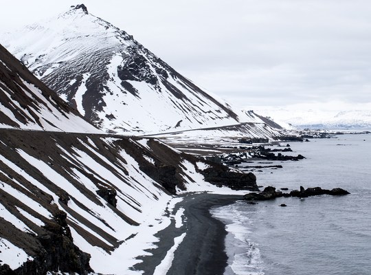 Paysages typiques des fjords de l'est en Island
