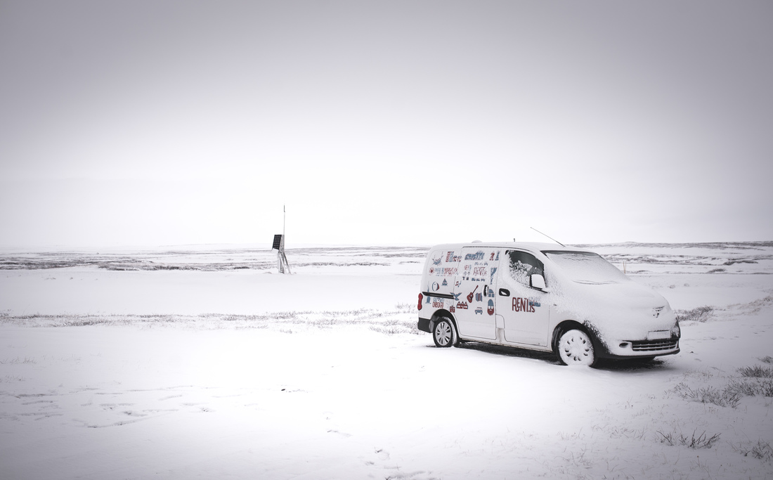 Se réveiller dans notre mini van sous la neige 