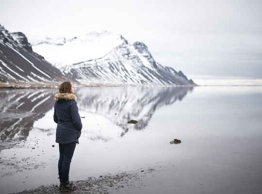 Fjord islandais et reflet 