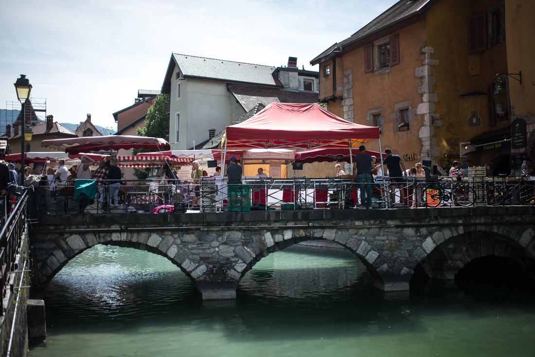 Marché dans le vieux Annecy