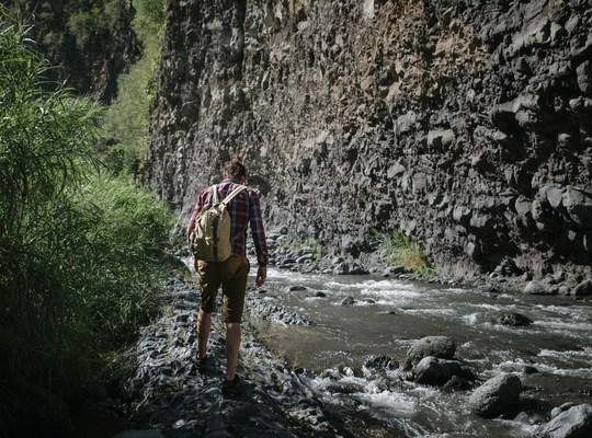 Seb qui traverse la rivière 