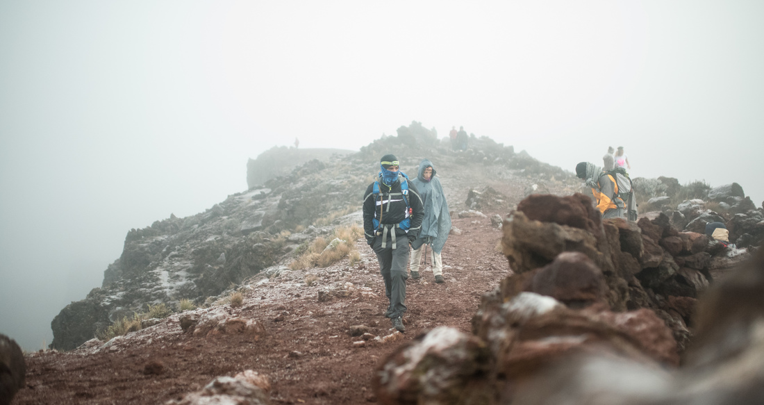 En attendant que le temps se découvre au sommet du Piton des Neiges 