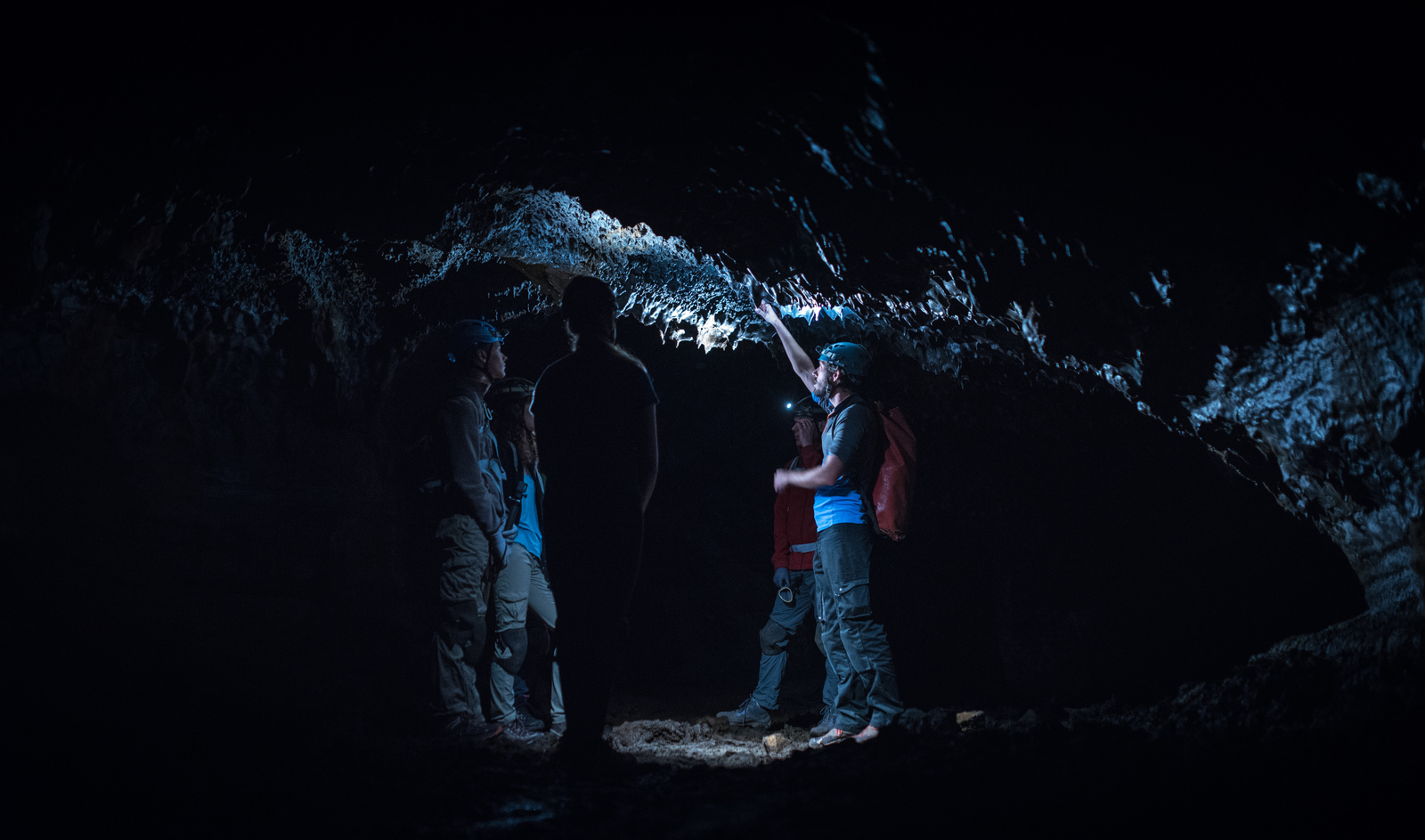 Un monde étrange. Sous la lave. Un monde étrange. Sous la lave.