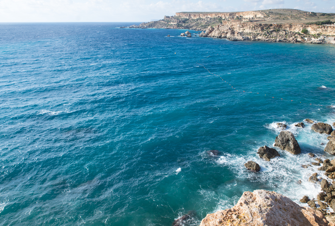 L'eau agitée de la mer à Malte