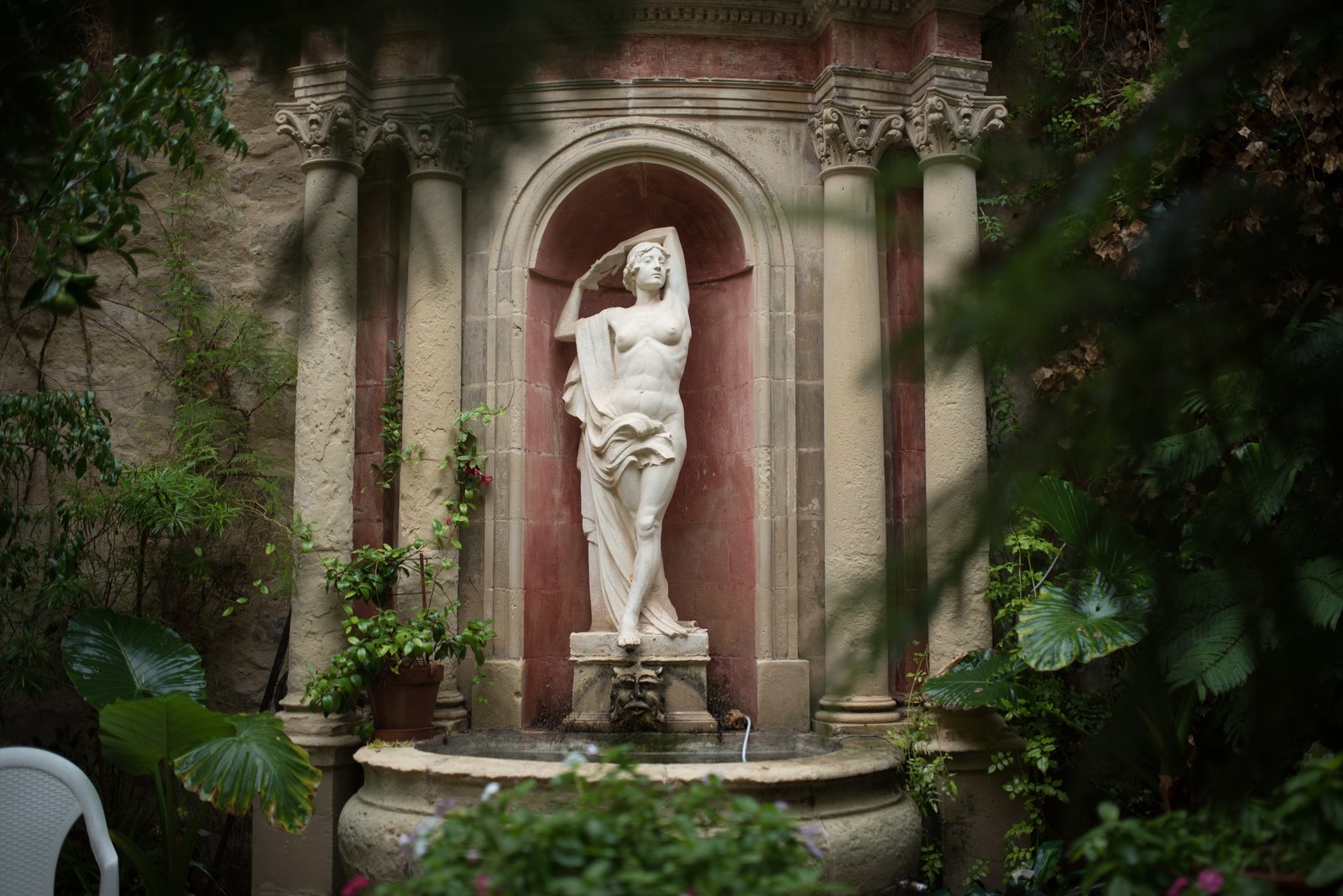  Statue  dans un jardin de  la Valette Malte   Malte 