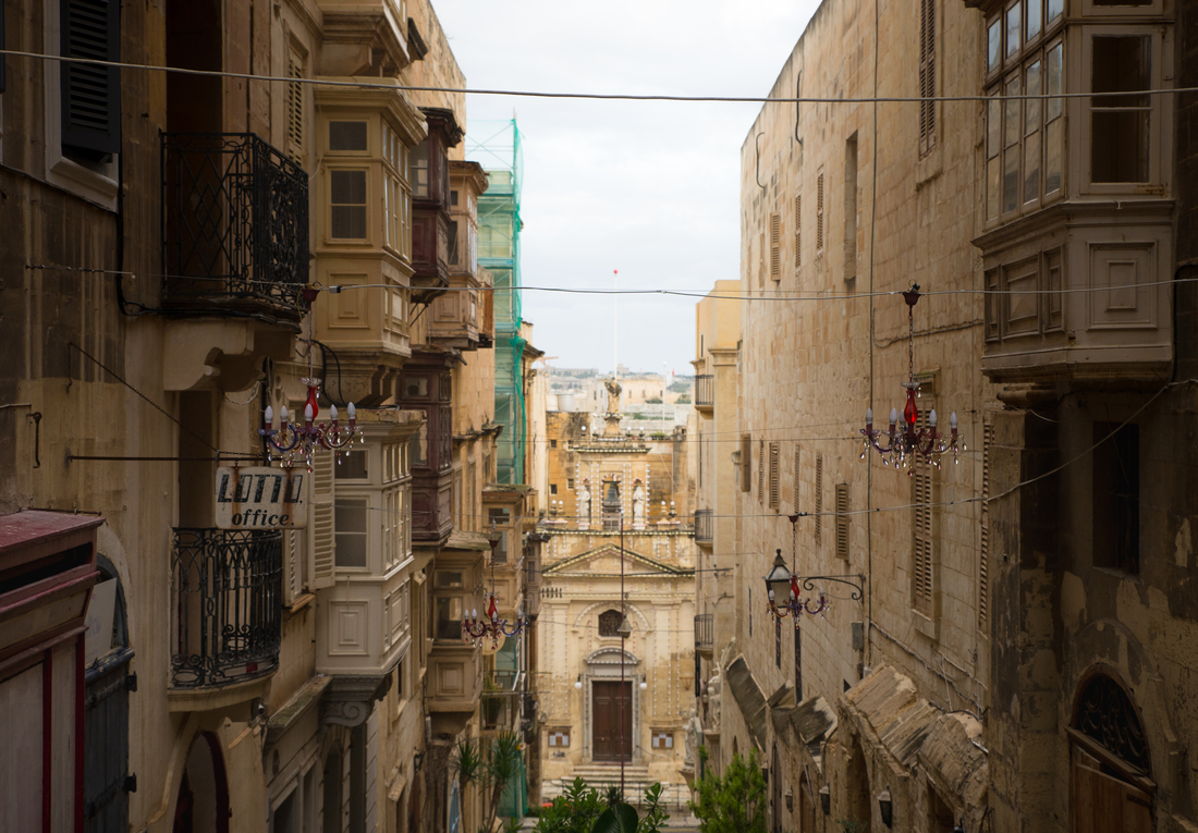 Rue et balcon typiques de Malte