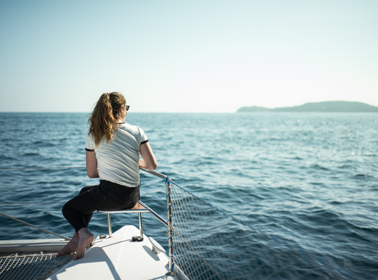 Profiter de la vue sur la mer depuis le Catamaran