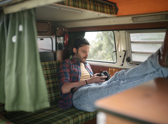En détente à l'arrière du combi