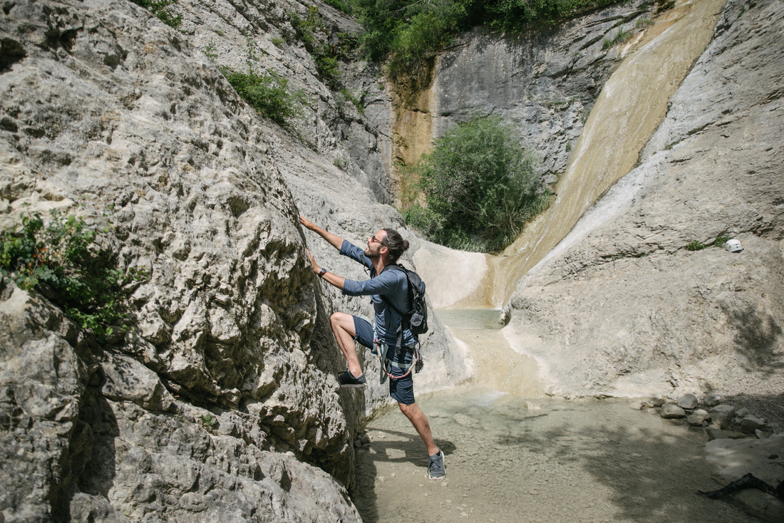 Faire de l'escalade au pied d'une cascade à Orpierre