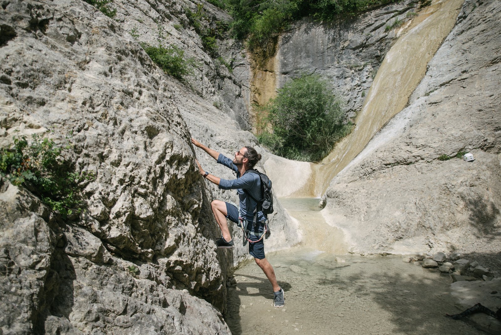 Faire de l'escalade au pied d'une cascade à Orpierre Faire de l'escalade au pied d'une cascade à Orpierre