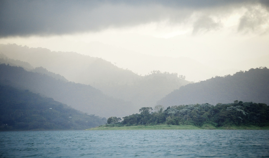 Dégradé de gris au dessus du Lac Arenal Costa Rica
