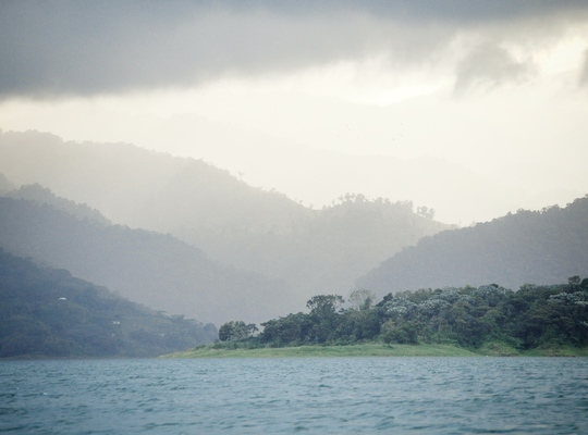 Dégradé de gris au dessus du Lac Arenal Costa Rica