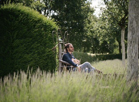 Seb sur son throne de... bois