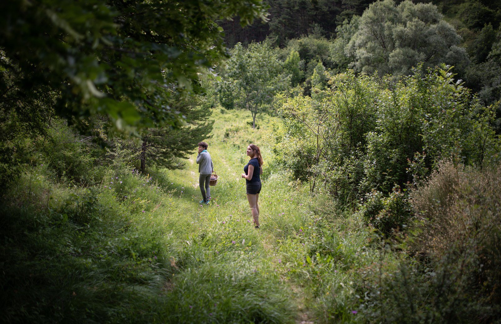Claire et Manue à la recherche de fleurs Claire et Manue à la recherche de fleurs
