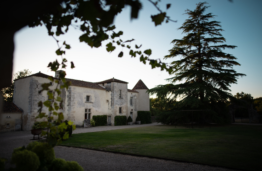 Une des bâtisses du Logis de Puygaty