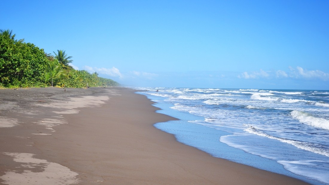 Seul sur la plage à Tortuguero, Costa RIca