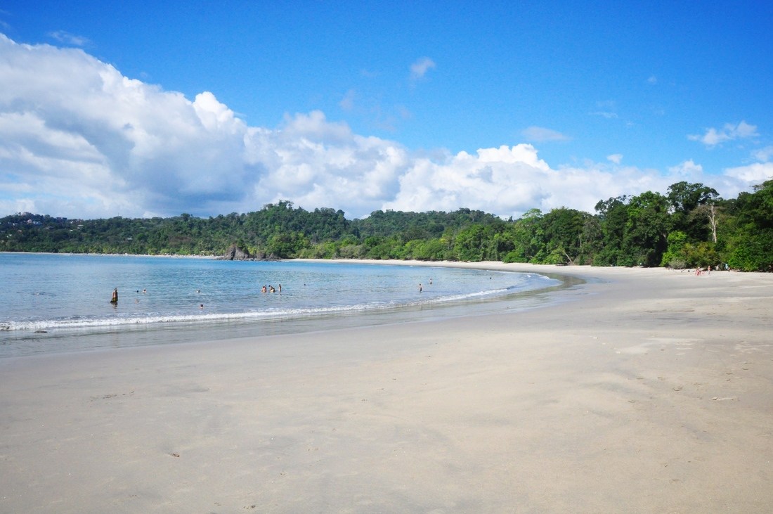 Plage de sable blanc, Parc Manuel Antonio au Costa Rica