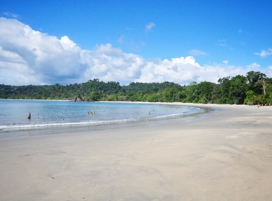 Plage de sable blanc, Parc Manuel Antonio au Costa Rica