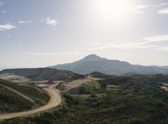 Les routes sinueuses à l'ouest de Milos 