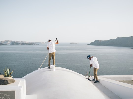 Voilà comment sont repeint les toits blanc d'Oia 