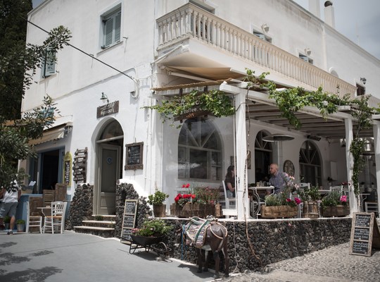 Prendre un café glacé à Pyrgos, chez Brusco