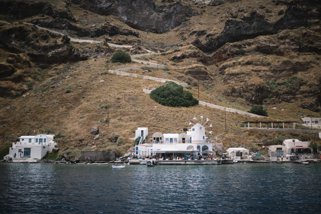 Le petit port de Korfos en face de Santorin